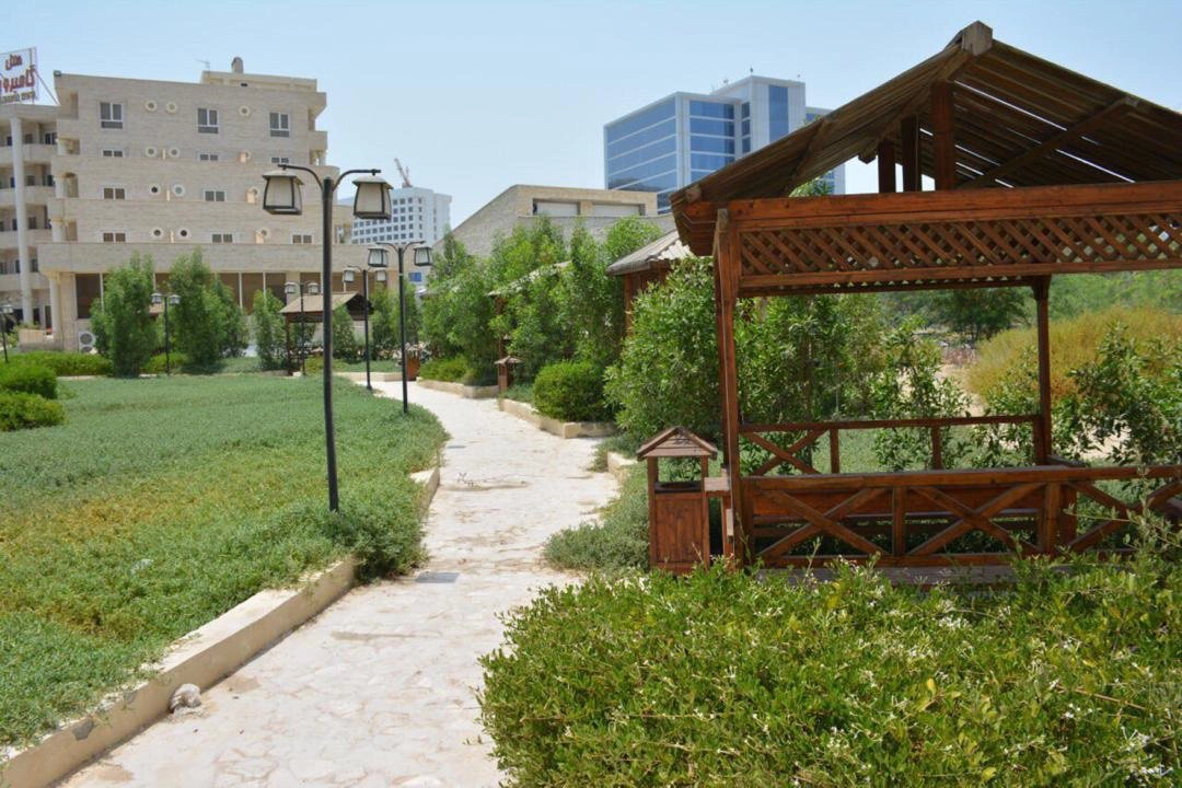 محوطه ی بیرون هتل گامبرون کیش